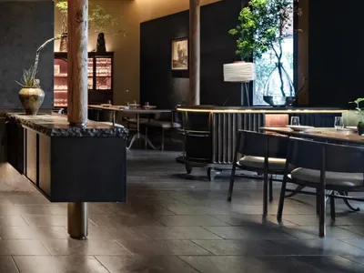 木柱現代餐廳內部，多張餐桌與椅，營造優雅氛圍