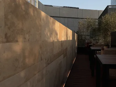 溫馨餐廳露台配木桌木椅，完美適合用餐與社交