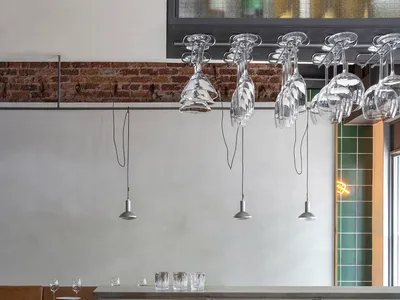 優雅餐廳酒吧，配有木質檯面、酒杯與散置杯具，營造精緻氛圍