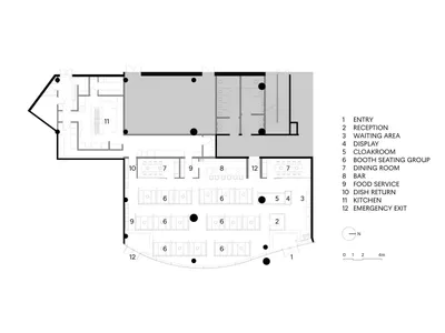 現代飯店的 2D 平面圖，包含餐廳區、廚房及多處座位區，配有椅子、桌子及其他家具