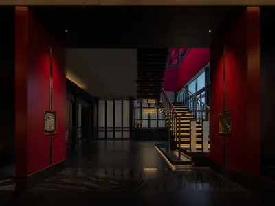 優雅木階梯搭配黑金屬扶手，陽光灑落於現代時尚的室內空間