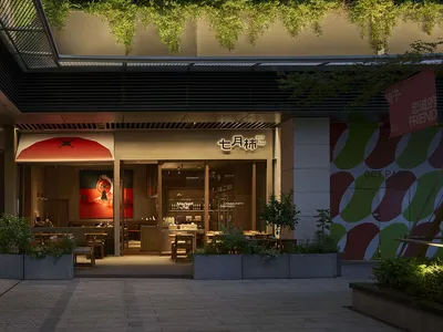 現代亞洲餐廳，擁有寬敞餐廳區、盆栽植物、牆面藝術品與舒適座椅