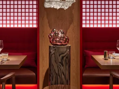 溫馨餐區配兩把紅椅與餐桌，擺放酒杯營造溫暖氛圍