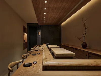 空蕩蕩的餐廳廚房，配有木桌椅、水槽，強調實用性與整齊組織