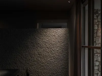 以石牆為背景的餐廳區域，搭配木質餐桌與兩把椅子，營造優雅而精緻的氛圍
