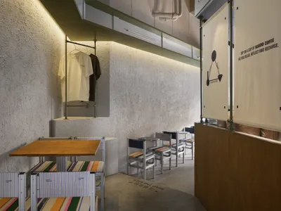 溫馨餐廳內部，設有多張餐桌、椅子與長椅，營造舒適的社交用餐氛圍