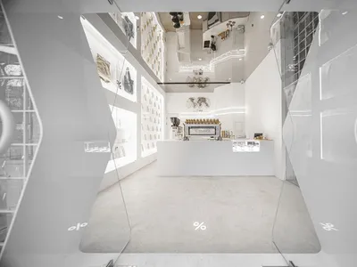 乾淨整潔的商店，擁有白色牆面與地板，展示櫃陳列杯碗