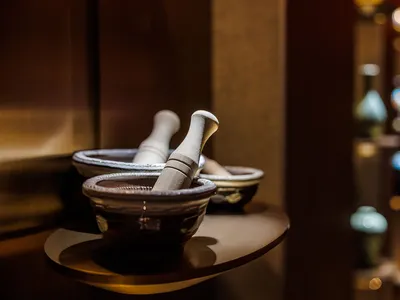 廚房區域桌上擺放三個碗盤，營造溫馨實用的烹飪與備料空間