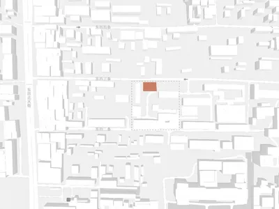 現代飯店套房，白色牆面、灰色地板與人工照明營造昏暗氛圍