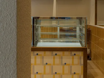 溫馨餐廳內部設有玻璃展示櫃，內陳列各種美食，旁有書籍營造舒適氛圍
