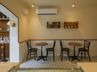 餐廳內部設有多組餐桌椅，營造出適合社交與用餐的溫馨氛圍