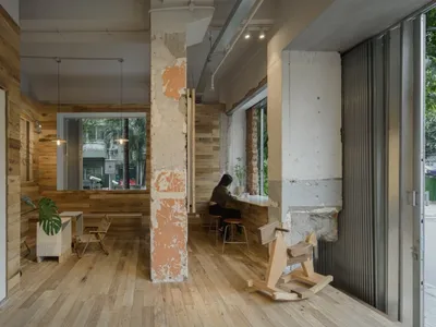 溫暖舒適的家用辦公室，配有木質地板與牆面、餐桌、椅子，以及引入自然光的窗戶