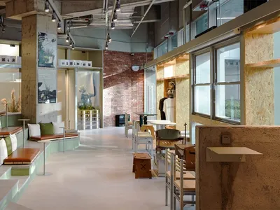 寬敞餐廳設有長椅與餐桌，氛圍溫馨，舒適座位選擇