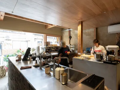 繁忙的商用廚房，配有冰箱、工作檯面以及各種器具與家電