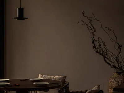 溫馨客廳內有木質餐桌，周圍環繞座椅，營造溫暖親切的氛圍