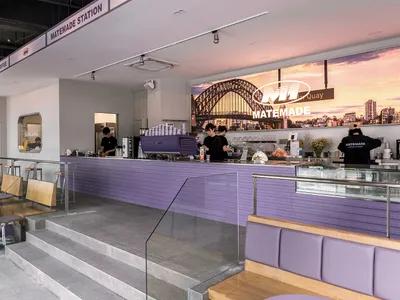 擁有紫色吧台、自然光線與舒適用餐座位的餐廳內部