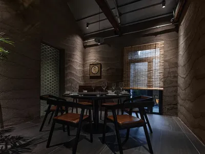 現代餐廳區域，配有大型餐桌與座椅，擺放酒杯與餐具，為賓客營造溫馨氛圍