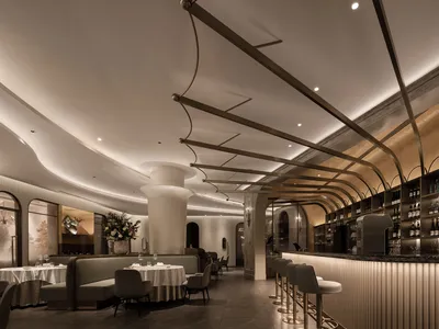 精緻餐廳內部，設有酒吧區、椅子、桌子與酒杯，營造溫馨邀約氛圍