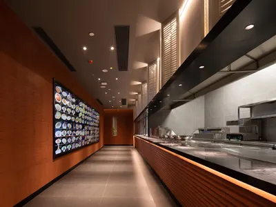 工業風廚房，牆面大型美食展示區，碗盤散置各處，乾淨整潔的氛圍