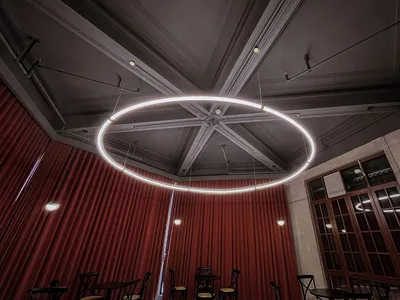 溫暖親切的餐廳內部，配有圓形燈具、椅子與餐桌，為顧客營造舒適氛圍