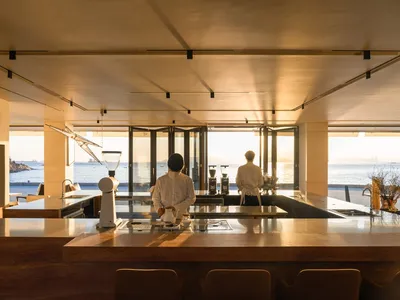 輕鬆的廚房配有吧檯與椅子、餐桌，以及各式廚具，營造溫馨舒適的氛圍，適合備餐與社交