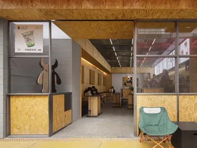 木質牆面與地板的休閒餐廳內部，多人於桌椅間社交用餐