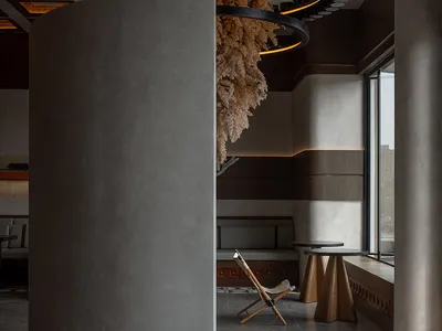 帶有稻草吊燈、舒適座椅與自然元素的溫暖 inviting 餐廳空間