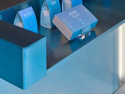 展示五袋咖啡的店舖櫃檯，搭配時尚現代的金屬檯面