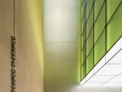 休閒餐廳內部，設有吧台、凳子與牆上海報，搭配杯具與溫馨氛圍