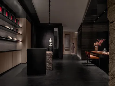 明亮採光的黑白主題室內設計展示空間，陳設現代座椅、餐桌與裝飾花瓶
