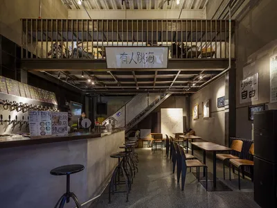 多張餐桌椅的休閒餐廳，桌面擺放瓶子，溫馨氛圍