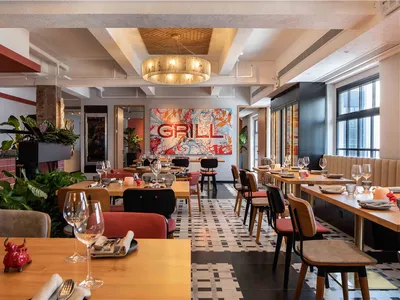 溫馨餐廳內裝，木質地板、桌椅、盆栽，搭配酒杯與溫暖氛圍