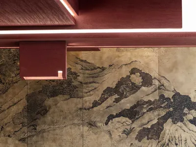 大理石餐桌、黑色座椅與深色木質元素的餐廳空間，設計用於休閒與社交