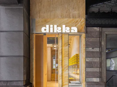 熱鬧的商業空間，配有大片窗戶與品牌標誌，人群來來往往