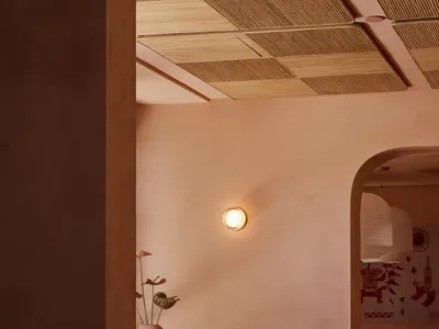 光線充足的餐廳，設有餐桌、椅子、花瓶與盆栽，營造溫暖親切的氛圍