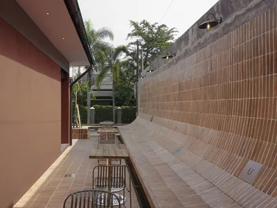 休閒餐廳露台，配有木製長椅與桌椅，氛圍輕鬆愜意