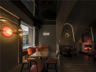 溫馨餐廳內部，設有多張餐桌、椅子與沙發，非常適合用餐與社交