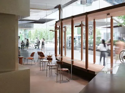 明亮室內空間，配有多張椅子與餐桌，可能為餐廳或咖啡廳環境