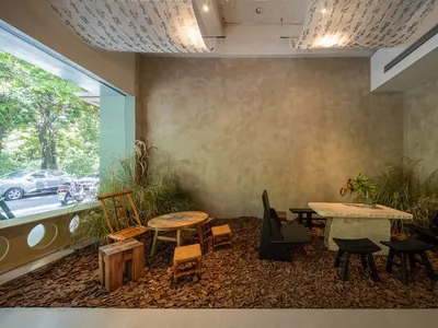 展示廳內擺放各種椅子與桌椅，依不同情境陳設，營造溫馨舒適氛圍，搭配盆栽點綴