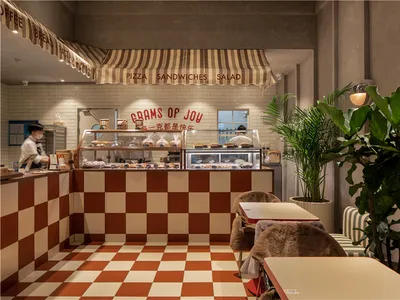 溫馨餐廳內部，設有吧台與座椅，展示多樣美食，提供舒適的用餐體驗