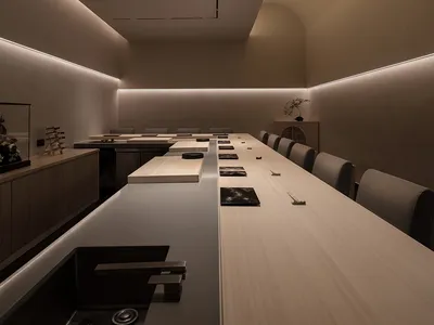燈光柔和的餐廳，木質桌椅與金屬元素營造溫馨氛圍