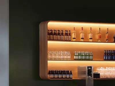 商店展示架上擺放各種啤酒瓶，木製層架整齊排列，展現多樣性，營造井然有序且吸引人的氛圍