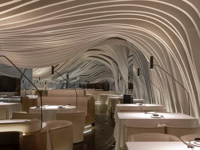 精緻用餐空間，設有多張桌椅、當代設計元素與現代氛圍