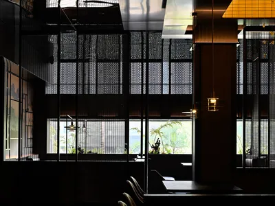 優雅餐廳內裝，設有多張餐桌椅、乾淨線條與極簡設計元素