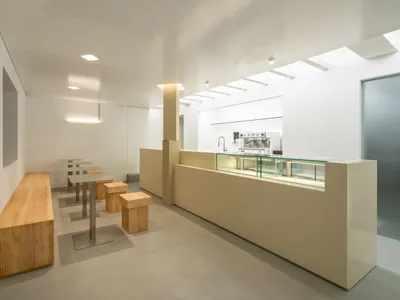 現代餐廳設有吧台區、吧椅與餐桌，營造溫馨舒適的氛圍