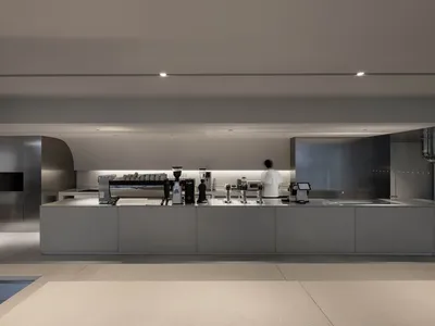 工業風廚房配備家電、清潔整齊、功能實用配置，以及多個服務用杯子