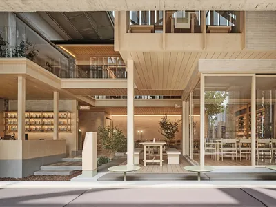 開放式用餐區現代設計，多張餐桌椅及盆栽，溫馨氛圍