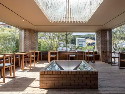 磚牆、壁爐、餐桌與裝飾花瓶的溫暖親切餐廳空間