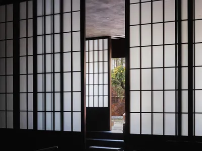 經典優雅的餐廳區，配有木桌、椅子與裝飾花瓶，背景為黑白設計