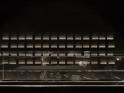 空蕩蕩的玻璃表面廚房流理台，極簡現代設計